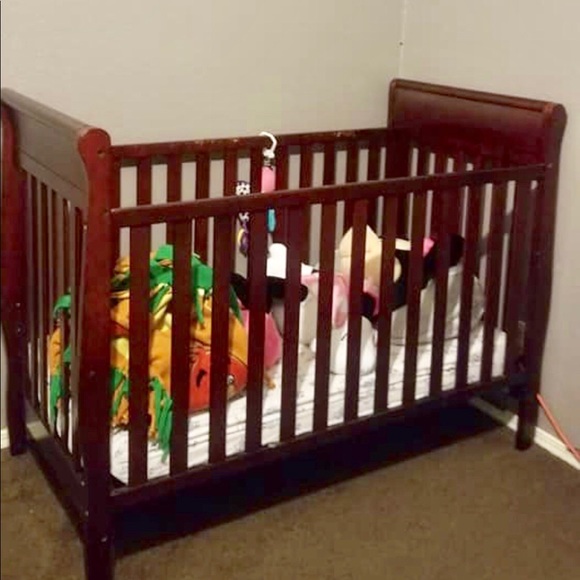 Baby crib + mattress - Picture 1 of 3
